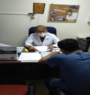 Doctora López durante una consulta médica. Archivo.